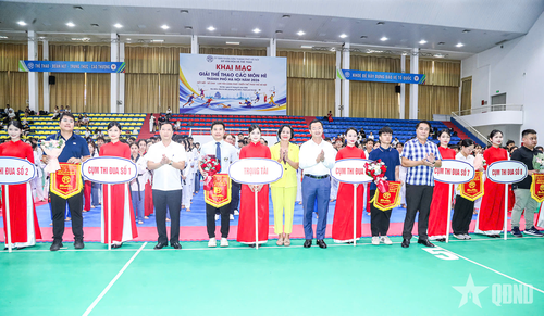 Ban tổ chức trao hoa, cờ lưu niệm tặng đại diện các đội tham dự. 