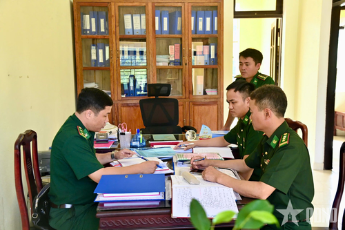 Kiểm tra hệ thống hồ sơ, sổ sách, văn bản liên quan đến việc thực hiện Quy chế dân chủ tại Đồn Biên phòng cửa khẩu Hồng Vân.