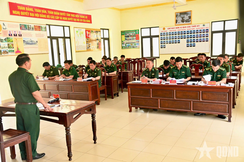 Đối thoại dân chủ với cán bộ, chiến sĩ.
