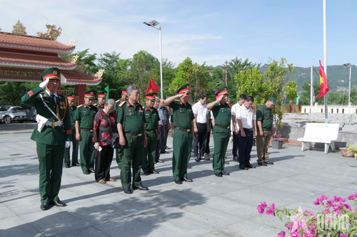 Dâng hương các anh hùng liệt sĩ.