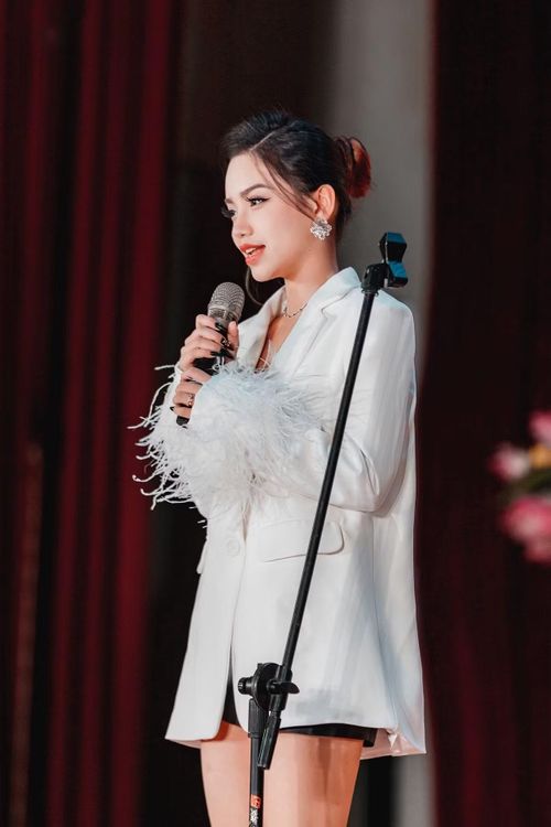 Không chỉ thành công trong lĩnh vực nghệ thuật và sáng tạo nội dung, Minh Thư còn là một người trẻ có định hướng học vấn rõ ràng.