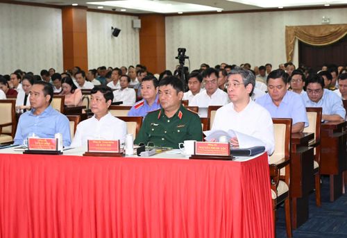  Thường trực Thành ủy TPHCM cùng đại biểu dự hội nghị tại điểm cầu TPHCM. Ảnh: VIỆT DŨNG 