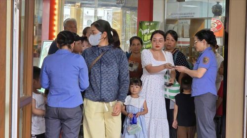  Nhân viên đường sắt kiểm tra vé hành khách trước khi lên tàu. Ảnh: VĂN THIỆU 