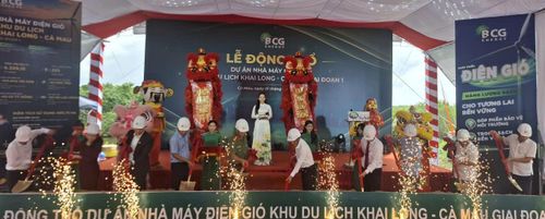 Các đại biểu thực hiện nghi thức động thổ Nhà máy điện gió Khu du lịch Khai Long – Cà Mau Giai đoạn 1