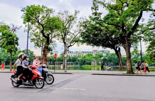  Trong ngày đầu thực hiện thí điểm vùng phát thải thấp, giao thông quanh hồ Hoàn Kiếm diễn ra bình thường. Ảnh: NGUYỄN QUỐC 