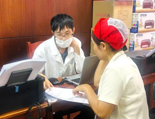 Nữ công nhân được bác sĩ tư vấn bệnh