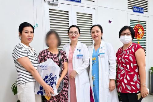 Bệnh nhân hồi phục chụp ảnh cùng các bác sĩ - Ảnh BVCC