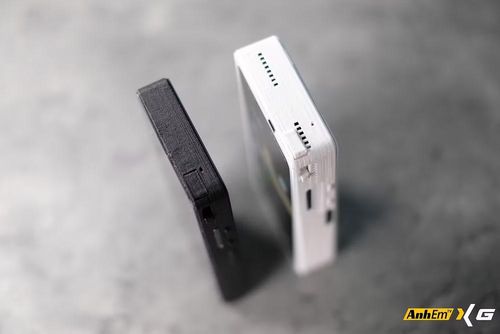 Điểm đặc biệt của Galaxy Z Fold mini nằm ở việc kết hợp linh kiện từ nhiều thế hệ khác nhau, gồm màn hình 4,6 inch của Galaxy Z Fold đời đầu, viên pin dung lượng khoảng 5.000mAh dựa trên giải pháp của Galaxy Z Fold2 và hệ thống loa từ Galaxy Z Fold3, giúp tối ưu không gian bên trong mà vẫn đảm bảo đầy đủ các chức năng của một chiếc smartphone hoàn chỉnh.(Ảnh: AnhemTV)
