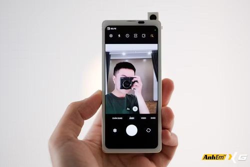 Không dừng lại ở đó, phiên bản mới nhất còn được tích hợp quạt tản nhiệt chủ động, camera selfie dạng trượt điều khiển thủ công, sạc không dây, cổng USB-C, SIM vật lý cùng hệ thống ba camera phía sau, tạo nên một thiết bị mang đậm dấu ấn sáng tạo với nhiều tính năng mà các mẫu smartphone màn hình gập thương mại hiện nay chưa sở hữu.(Ảnh: AnhemTV)