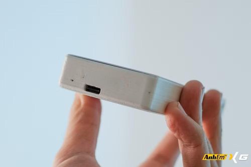 Toàn bộ phần khung máy được chế tạo bằng công nghệ in 3D ngay tại nhà, vì vậy sản phẩm vẫn mang nhiều dấu ấn của một dự án DIY với các đường lớp in, chi tiết hoàn thiện thủ công và một số hạn chế về thẩm mỹ, nhưng chính điều đó lại tạo nên nét khác biệt, thể hiện tinh thần sáng tạo và khả năng hiện thực hóa ý tưởng của một người trẻ yêu công nghệ.(Ảnh: AnhemTV)