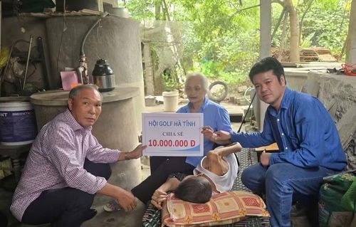 Ông Võ Hồng Hải - Nguyên Trưởng Ban tổ chức Tỉnh ủy, Chủ tịch Hội Golf Hà Tĩnh tại buổi trao quà.
