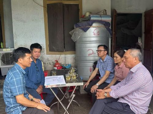Đại diện Báo GD&amp;TĐ cùng ông Võ Hồng Hải, Chủ tịch Hội Golf Hà Tĩnh, đại diện chính quyền địa phương tới thăm hỏi gia đình chị Châu.