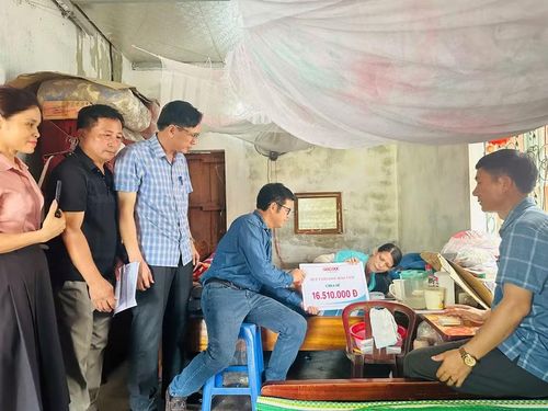Ông Nguyễn Văn Dũng - Trưởng VP Báo GD&amp;TĐ tại Bắc Trung Bộ trao quà sẻ chia của nhà hảo tâm tới chị Châu.