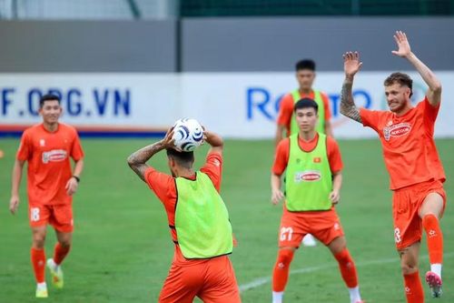 Tình trạng thiếu hụt nhân sự ảnh hưởng không nhỏ đến quá trình lắp ghép đội hình và triển khai chiến thuật của HLV Kim Sang-sik. Ảnh: VFF.