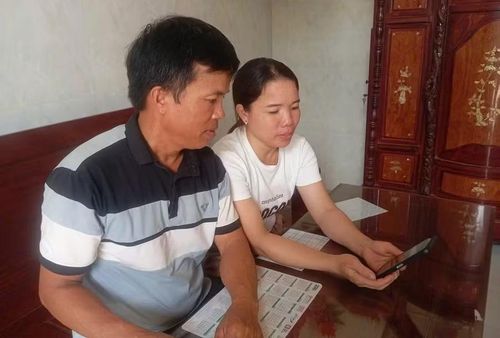 Vợ chồng ông Huỳnh Đức Hà và bà Nguyễn Thị Phường vui mừng khi con gái đạt thủ khoa khối B00.