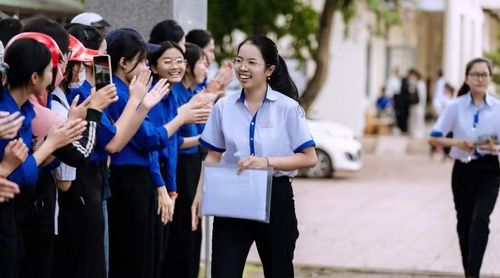 Diễm My tươi cười sau khi hoàn thành Kỳ thi tốt nghiệp THPT năm 2026.