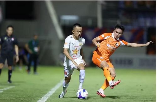 Câu lạc bộ bóng đá Hà Nội bắt đầu làm mới đội hình với hậu vệ Mai Sỹ Hoàng. Ảnh: Hồng Lĩnh Hà Tĩnh FC.