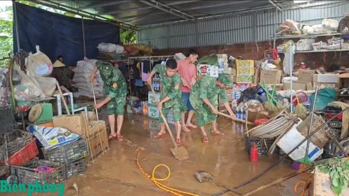 Cán bộ, chiến sĩ Đồn Biên phòng Xuân Trường, Bộ đội Biên phòng tỉnh Cao Bằng giúp người dân khắc phục hậu quả mưa lũ. Ảnh: Dương Giang
