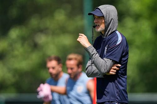 HLV Thomas Tuchel đang khá đau đầu với vị trí hậu vệ cánh phải.