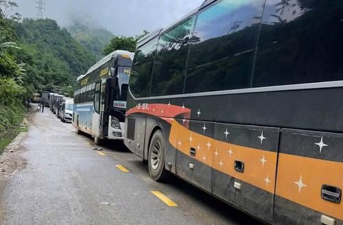 Trong khi đó, một số địa phương trên tỉnh Cao Bằng cũng xuất hiện sạt lở đất đá, ngập lụt trên nhiều tuyến đường chính gây ách tắc giao thông.