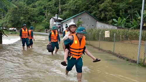 Lực lượng công an, quân đội và các lực lượng chức năng khác thuộc tỉnh Cao Bằng cũng triển khai tối đa lực lượng đến các điểm ngập lụt để hỗ trợ người dân.