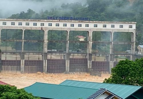 Ông Hà Văn Quyền, Phó Giám đốc Nhà máy thủy điện Bình Long cho biết, từ ngày 25/6 đến nay thủy điện liên tục phải xả lũ để điều tiết mực nước, đảm bảo an toàn cho công trình hồ chứa. "Hiện tại khu vực hồ chứa đang có nắng nhưng thời tiết ở đây rất thất thường. Chúng tôi đang tiến hành xả qua cửa xả và qua phát điện. Theo thông báo, mực nước hạ lưu tại xã Hòa An sẽ dâng khoảng 1,5 mét tại địa phận xóm Pác Gậy và hòa vào sông Bằng Giang tại đầu cầu xã Hồng Việt (cũ) thuộc xã Hòa An", ông Quyền thông tin.