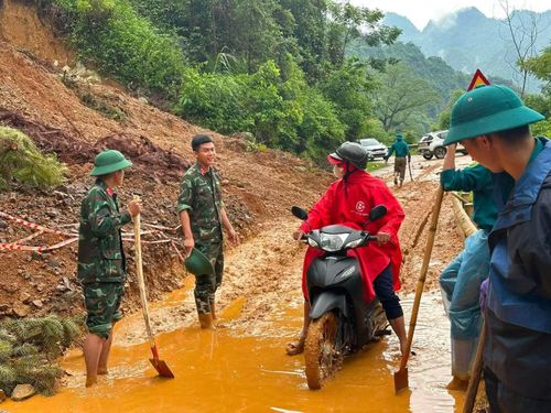 Ban chỉ huy quân sự xã đã cử lực lượng quân đội cùng máy móc đến các điểm sạt lở để tổ chức dọn dẹp, thông tuyến đường.