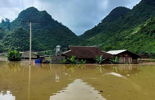 Nhiều nhà dân bị cô lập do đây là khu vực trũng. Từ đêm qua (30/6) toàn xóm bị mất điện do nước dâng cao gây ngập trạm điện cao thế.