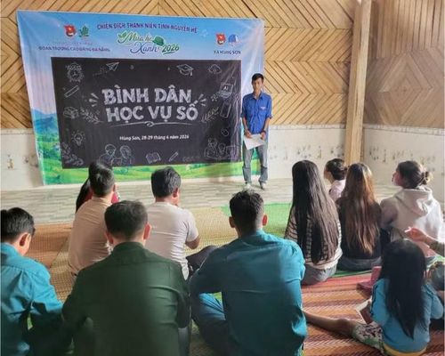  Đặc biệt, lớp Bình dân học vụ số được tổ chức với nhiều nội dung thiết thực như hướng dẫn sử dụng điện thoại thông minh, tiếp cận dịch vụ công trực tuyến và các tiện ích số trong đời sống hằng ngày...thu hút đông đảo bà con. 