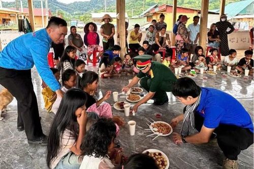 Bên cạnh đó, đoàn trao 10 suất quà cho học sinh và 10 suất quà cho các hộ dân có hoàn cảnh khó khăn. Các bạn trẻ cũng cùng nhau trồng cây xanh và tổ chức nấu ăn cho các em nhỏ.