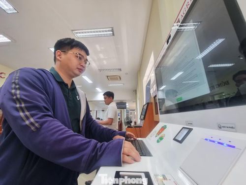Anh Hoàng Ngọc Thạch (phường Cẩm Lệ) đến Trung tâm phục vụ hành chính công phường Cẩm Lệ chứng thực các loại giấy tờ. Không cần phải ngồi chờ đợi, anh thực hiện ngay trên màn hình kiosk. "Mọi thao tác trên máy đều rõ ràng từng bước, gọn gàng, dễ hiểu và nhanh chóng. Kể cả giấy tờ cũng scan ngay tại kiosk chứ không cần mang đi đâu. Tôi chỉ mất hơn 2 phút đã làm trọn vẹn thay vì phải ngồi chờ đợi tốn thời gian như trước đây", anh chia sẻ.