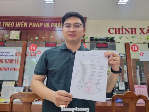 Đợi chưa đầy 5 phút sau, anh Thạch đã nhận được kết quả. Anh bày tỏ rất hài lòng với kiosk hỗ trợ thủ tục hành chính này.