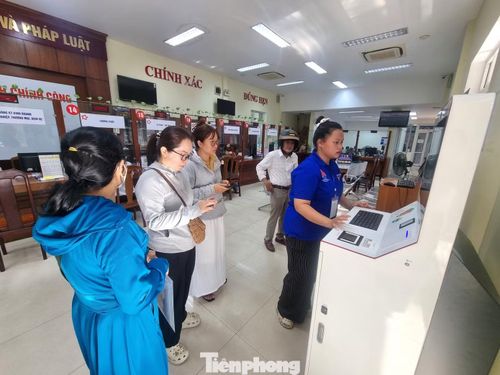 Hiện các Trung tâm phục vụ hành chính công bố trí lực lượng hỗ trợ người dân làm các thủ tục từ kiosk thông minh. Chị Trà My (30 tuổi) tới đăng ký mở hộ kinh doanh, sau khi được giới thiệu và chỉ dẫn, chị đã hoàn tất thủ tục của mình chỉ trong vài phút. Theo chị, với kiosk này các công dân trẻ sẽ sử dụng rất dễ dàng, còn những người lớn tuổi cần được hỗ trợ chỉ dẫn trong thời gian đầu.