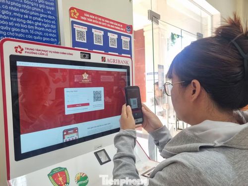 Kiosk thông minh ứng dụng trí tuệ nhân tạo (AI) và công nghệ nhận dạng hiện đại, cho phép người dân thực hiện các thủ tục xác thực, cấp bản sao số tài liệu điện tử và dịch vụ công trực tuyến một cách nhanh chóng, thuận tiện.