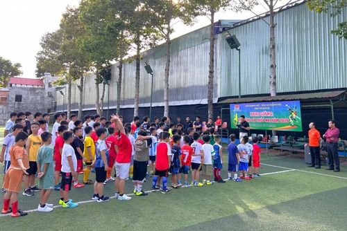 Toàn cảnh Lễ khai giảng lớp Bóng đá cơ bản hè 2026.