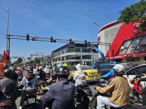 Người tham gia giao thông dừng đúng tín hiệu đèn tại một giao lộ ở TP Đà Nẵng.