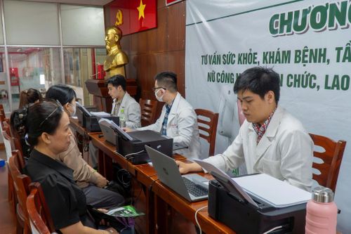 Các nữ đoàn viên công đoàn và người lao động được tư vấn sức khỏe miễn phí.