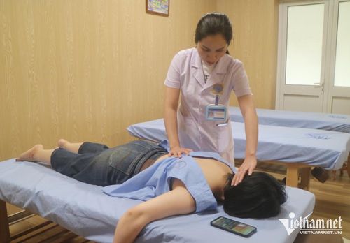 BSCKII Trần Thị Hồng Gấm thăm khám cho bệnh nhân. Ảnh: N. Huyền