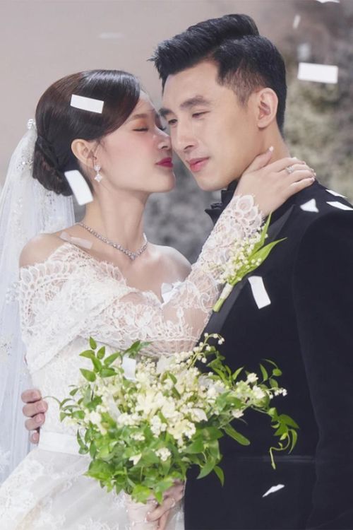 Midu và Minh Đạt chính thức về chung một nhà vào cuối tháng 6/2024. Lễ vu quy diễn ra tại biệt thự của cô dâu ở Quận 2, TPHCM, còn hôn lễ chính tổ chức sau đó với chủ đề "Tuyết mùa hè", lấy gam trắng - xanh làm chủ đạo, toàn bộ không gian được trang trí bằng hoa tươi và 15.000 bông tuyết pha lê làm thủ công. Trong ngày cưới, Midu nhắn nhủ chồng rằng cô tin giữa thế giới rộng lớn sẽ có một người đặc biệt được sắp đặt để gặp cô trên "con tàu định mệnh" và người đó chính là Minh Đạt.