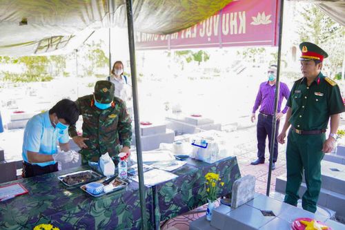 Hoạt động lấy mẫu sinh phẩm hài cốt liệt sĩ tại Nghĩa trang liệt sĩ Cam Ranh. Ảnh: Hải Lam