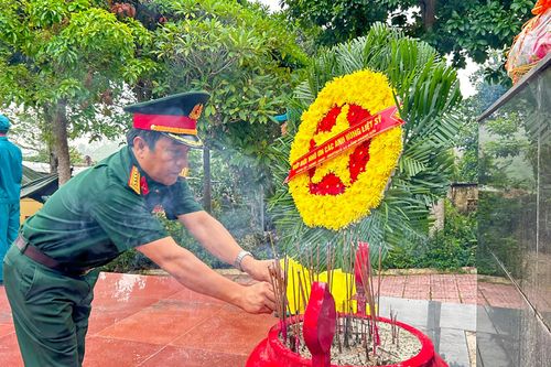 Lực lượng chuyên môn thực hiện nghi lễ dâng hoa, dâng hương trước khi lấy và bàn giao mẫu hài cốt phục vụ giám định ADN. Ảnh: Hải Lam