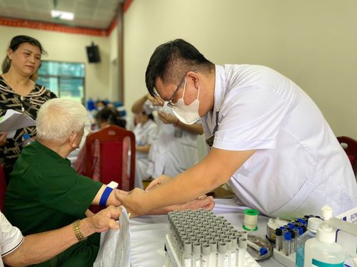 Bác sĩ thăm khám cho người dân tại xã Vĩnh Thanh sáng 1/7 (Ảnh: Thảo Hương)
