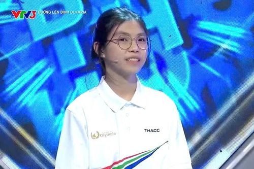 Thí sinh Lê Thị Hoài Thu là thủ khoa khối B00 của Hà Tĩnh, đồng thời là á khoa toàn quốc ở tổ hợp này. Nữ sinh từng tham gia chương trình Đường lên đỉnh Olympia năm thứ 25. (Ảnh chụp màn hình).