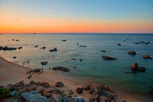 Mỗi buổi chiều, những bãi biển hoang sơ của Hà Tĩnh lại khoác lên mình vẻ đẹp riêng, trở thành điểm hẹn hấp dẫn cho những ai yêu thiên nhiên và mong muốn tìm về những khoảnh khắc bình yên.