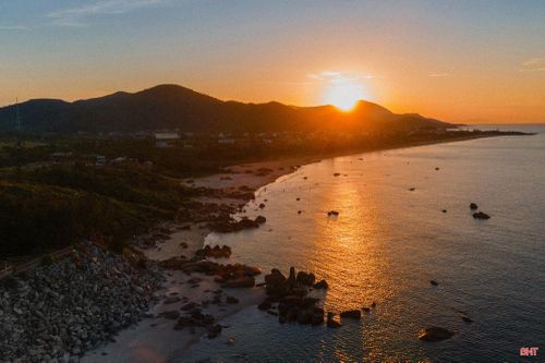Ở nơi biển gặp núi, thiên nhiên tạo nên bức tranh hài hòa với những đường nét hùng vĩ xen lẫn vẻ mềm mại của sóng nước.