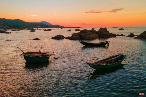 Những con thuyền im lìm dưới ánh hoàng hôn.
