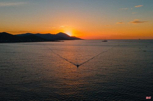 Hoàng hôn không chỉ tạo nên bức tranh thiên nhiên rực rỡ mà còn mang đến một nhịp sống chậm, bình yên giữa biển trời bao la.