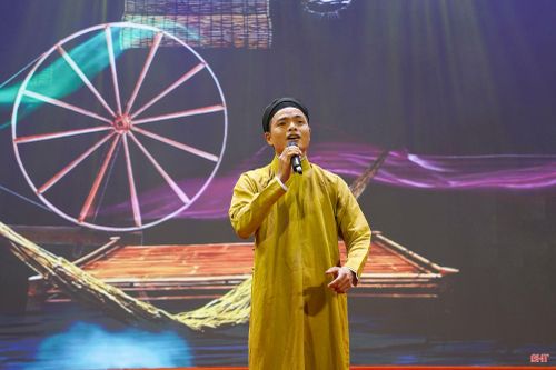 Nghệ nhân Văn Sang biểu diễn tiết mục "Lời mẹ hát".