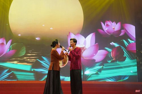 Tiết mục đối ca Ví, Giặm Nghệ Tĩnh "Nhất tâm đợi bạn" do Hữu Trường - Hồng Vân thể hiện.