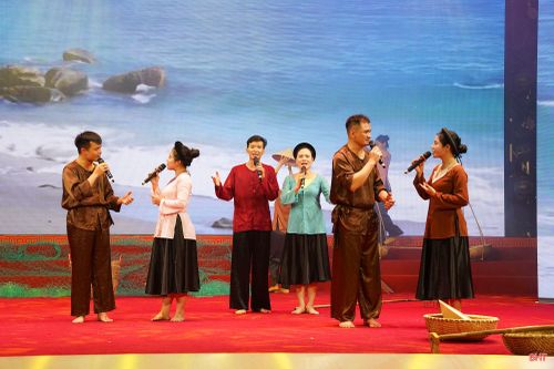 Tiết mục diễn xướng dân ca Ví, Giặm "Nghĩa Cồn Gò, tình Nhượng Bạn" do tập thể diễn viên Trung tâm Văn hóa, Điện ảnh và Xúc tiến du lịch tỉnh Hà Tĩnh biểu diễn.